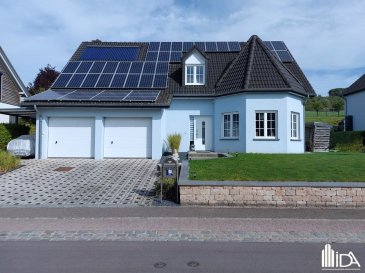 L'Immobilière de l'Attert vous propose cette spacieuse maison individuelle à vendre dans le village d'Eppeldorf, Commune Vallée de l'Ernz.

La maison est située dans une rue calme avec une surface habitable de +/- 175 m², construite en 2006 et rénovée en 2018 et elle se compose comme suit:

Rdch: hall d'entrée, d'un séjour / salle à manger (+/- 44,07 m²) avec sortie sur terrasse de 21,88m² et un spacieux jardin, une belle cuisine équipée avec accès à un débarras et sortie sur terrasse, d'un wc séparé, d'une buanderie et d'un double garage.

1er étage: d'un hall de nuit, 3 belles chambres à coucher (+/- 19m², 21m², 22m²), d'un bureau (+/- 17m²), et d'une salle de bain avec douche, baignoire, double lavabo et wc.

La maison dispose aussi d'un grenier et 4-5 emplacements de parkings extérieurs.

Pour plus d'informations ou pour visiter cette propriété, contactez-nous au +352 23 62 90 20 ou sur immo@immoaida.lu

Consultez nos biens sur www.immoaida.lu