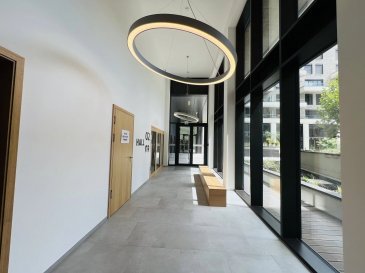 À vendre – Duplex neuf de 165 m² avec terrasses à Belval (Résidence Millenium)

CAPITIS Sàrl vous propose à la vente ce superbe duplex neuf de 164,83 m², situé aux 2áµ‰ et 3áµ‰ étages de la résidence Millenium, au cœur du quartier dynamique de Belval.

Agencement 

1er niveau:

- Hall d’entrée

- Cuisine ouverte sur un vaste salon/salle à manger de +/− 66 m²

- Accès à une terrasse orientée plein sud de 10 m²

- Débarras de +/− 8 m²

2áµ‰ niveau:

- 3 chambres à coucher (14 m², 19 m² et 19 m²), dont une suite parentale avec salle de bain privative et terrasse

- Salle de douche

- WC séparé

Un parking intérieur est disponible en option.

Le prix indiqué est affiché en TVA 3 %.

Les atouts du quartier Belval :
Belval offre un cadre de vie moderne et pratique, avec ses commerces, écoles, université, bureaux, centres culturels et lieux de loisirs déjà présents ou en cours de réalisation. Un nouvel hôpital viendra encore renforcer l’attractivité du quartier.

Pour plus de renseignements ou pour organiser une visite, contactez-nous au +352 27 40 30 30 ou par email à info@capitis.lu