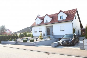 Découvrez cette magnifique maison individuelle dans un quartier résidentiel, sise sur  un terrain de 6,52 ares complètement clôturé et arboré.<br><br>La maison se se compose comme suit :<br><br>Au rez-de-chaussée:<br>- un vaste hall d\'entrée communiquant avec toutes les pièces<br>- un grand salon / salle-à-manger  lumineux  avec feu ouvert de +/-38m2 donnant sur  terrasse  couverte d\'environ 37m2 et  jardin orienté sud.<br>- une magnifique cuisine équipée neuve de 16m2, donnant également sur la terrasse couverte et le  jardin, débarras.<br>- une belle salle de douche moderne avec vasque, douche italienne et WC<br>- une chambre (ou bureau)<br><br>Au premier étage:<br>- hall de nuit <br>- 2 chambres à coucher <br>- 3 éme chambre parentale de (+- 22m2 surface utile) avec grand dressing privé de (+-10m2 surface utile)<br>- une grande salle de douche avec double vasques, douche italienne et WC<br><br>Sous sol :<br>une grande cave sous toute la surface de la maison avec garage pour trois voitures, buanderie, chaufferie (chaudière au gaz), cave à vin.<br><br>La maison dispose également  d\'un parking extérieur, ainsi  qu\'un petit chalet en bois dans le jardin.<br><br>Situation calme et agréable, quartier résidentiel à proximité aire de jeux pour les enfants, près de toutes axes routières transport en commun, autoroutes. <br><br>Remarque:<br>- un service de transports pour l\'école passe dans le lotissement pour chercher et déposer les enfants.<br><br>- divers travaux de rénovation ont  été récemment effectués, nouvelle cuisine équipée,  et salles de douches refaites, façade isolée.<br><br>Les surfaces et les superficies sont indicatives.<br><br>Nous sommes aussi disponibles pour les visites le samedi.<br>Selon la disponibilité des propriétaires.<br><br>Nous recherchons en permanence pour la vente et pour la location,<br>des appartements, maisons, terrains à bâtir etc pour notre clientèle déjà existante.<br>Achat éventuel par notre société.<br>N‘hésitez pas à nous contacter si vous avez un bien pour la vente ou la location.<br><br>Estimations gratuites.<br><br>Pour l‘obtention de votre crédit, notre relation avec nos partenaires financiers (banques luxembourgeoise) vous permettront d‘avoir les meilleurs conditions, inclus dans nos services gratuits.<br />Ref agence :881237