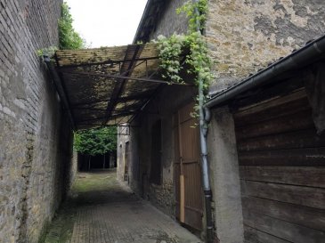 En centre ville,

Proche de toute commodités,

Ancienne brasserie du 340 m² (170m² par plateau) sur dalle béton à rénover intégralement (toiture, charpente ect ect) sur 6a55ca.

En dépendance :

3 garages à rénover

Zone UA du PLU

Diverses possibilités : aménagement en logement ( maison ou appartements), possibilité d'abattre pour libérer la parcelle, ect, ect...
viabilisation à prévoir

06-52-83-85-07