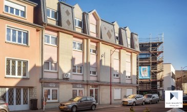 *** SOUS COMPROMIS *** SOUS COMPROMIS *** SOUS COMPROMIS *** 
Situé dans une résidence datant de 1991, ce bel appartement entièrement carrelé d'une surface habitable de ± 88 m² pour une surface totale de ± 105 m² est en très bon état et peut être habité sans nécessiter aucun travaux.

Il se compose comme suit :

Le hall d'entrée de ± 9 m² est prolongé d'un couloir de ± 2 m². Ils permettent d'accéder aux différentes pièces de l'appartement, à savoir:

- un beau séjour de ± 25 m²
- deux chambres de ± 13 m² et ± 16 m², dont l'une avec balcon de ± 5 m²
- une cuisine séparée équipée avec espace repas de ± 17 m².
- une salle de douche de ± 7 m² avec WC incluant la machine à laver.

Au rez de chaussée, depuis le couloir commun nous accedons à une cave de ± 2.5 m². (premier à gauche)

Dans la cours arrière, accéssible par le coté de la résidence se situe un garage de ± 15 m². (avant dernier)

 Généralités :
•Charges 195€ par mois tout compromis
•Appartement libre à l'acte
•Située à 500 m de la gare ferroviaire.
•Arrêt de bus dans la rue à 150 m.
•Accès rapide à environ 200 m de l'Autoroute A13.

Agent responsable : Gaëtan LUPINACCI
Mobile : +352 671 157 120
Email : gaetan@vanmaurits.lu