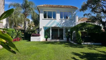 Belle maison à vendre à Calahonda, à 15 minutes en voiture du centre de Marbella, à 30 minutes de l’aéroport de Malaga, très proche des boutiques et à moins de 15 minutes à pied de la plage. Il est idéal pour les familles car il est proche des écoles.

La maison a un terrain de 560 m2, divisée en 2 étages avec un total de 143 m2 construits. Il se compose d’un salon très spacieux avec un accès direct au jardin par de grandes fenêtres, de 4 chambres, dont l’une ressemble à un bureau avec sa propre entrée, cuisine et salle de bain, 4 salles de bains complètes. Terrasses, l’une d’elles avec jacuzzi. Il est vendu sans meubles.

L’urbanisation offre une piscine commune et des espaces communs

Pour plus de renseignement veillez contacter l'agence par téléphone au +352 26 54 31 48 ou par mail : contact@belardimmo.lu

 ---------- 
Schönes Haus zum Verkauf in Calahonda, 15 Autominuten vom Zentrum von Marbella entfernt, 30 Minuten vom Flughafen Málaga, in der Nähe der Geschäfte und weniger als 15 Minuten zu Fuß vom Strand. Es ist ideal für Familien, da es in der Nähe der Schulen liegt.

Das Haus hat ein Grundstück von 560 m2, aufgeteilt in 2 Etagen mit insgesamt 143 m2 gebauter Fläche. Es besteht aus einem sehr geräumigen Wohnzimmer mit direktem Zugang zum Garten durch große Fenster, 4 Schlafzimmern, darunter eines, das einem Büro ähnelt mit eigenem Eingang, Küche und Badezimmer, 4 volle Badezimmer. Terrassen, eine davon mit Jacuzzi. Es wird ohne Möbel verkauft.

Die Wohnanlage bietet einen Gemeinschaftspool und Gemeinschaftsbereiche.

Für weitere Informationen kontaktieren Sie bitte die Agentur telefonisch unter +352 26 54 31 48 oder per E-Mail: contact@belardimmo.lu

 ---------- 
Beautiful house for sale in Calahonda, 15 minutes by car from the center of Marbella, 30 minutes from Malaga Airport, very close to shops and less than 15 minutes walk to the beach. It is ideal for families because it is near schools.

The house has a 560 m2 land, divided into 2 floors with a total of 143 m2 built. It consists of a very spacious living room with direct access to the garden through large windows, 4 bedrooms, one of which resembles an office with its own entrance, kitchen and bathroom, 4 full bathrooms. Terraces, one of them with Jacuzzi. It is sold unfurnished.

The development offers a community pool and communal spaces

For more information, please contact the agency by phone at +352 26 54 31 48 or by email: contact@belardimmo.lu