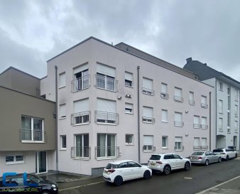 Bel appartement en vente à Schifflange, situé dans une rue tranquille tout en restant à 5 minutes a pied de la gare. 

Situé au réez de chaussée d'une résidence bien soignée, - construction de 2017. 

Se compose d'une chambre séparée, d'une cuisine équipée ouverte sur le salon,  une salle de douche et un wc séparé. 
Une cave privative et un emplacement de parking intérieur font également partie de ce lot. 

Disponible à convenir. 

Pour toute demande de visite ou informations complémentaires, n'hésitez pas à nous contacter au 265341 ou directement notre agent Mme VEIGAS au 621 505 621 ou par mail au cristina.veigas@cl-immo.lu

Les frais d'agence sont compris dans le prix de vente et à charge du vendeur.