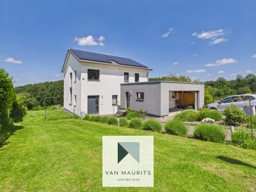 Située dans une rue en cul de sac du village de Koetschette, cette maison construite en 2020 sur un magnifique terrain de plus de 12 ares orientés plein sud a une surface totale de ± 180 m² dont ± 140 m² habitables et se compose comme suit : 

Au RDC, Un hall d'entrée donne sur un spacieux séjour de ± 31 m² avec cuisine ouverte, un WC séparé de ± 3 m², un espace technique ± 15 m² et un garage spacieux pour deuc voitures et du rangement de ± 37 m² . Un bel escalier donne l'accès à l'étage supérieur.

Au 1er étage, un palier donne sur la première chambre de ± 14 m², une salle de douche de ± 4 m², une seconde chambre de ± 15 m² et une grande chambre parentale avec dressing et salle de bain pour près de 28 m². 

Détails complémentaires :

- Construction de 2020
- Location meublée
- 3 chambres 
- Garage 2 voiture
- loyer 2500 euros hors charges
- localisation idéale dans un quartier résidentiel calme
- Terrain de 12 ares 

Agent responsable : Julien Bastin  
Mail : julien@vanmaurits.lu  
Tel : +352 661 776 777