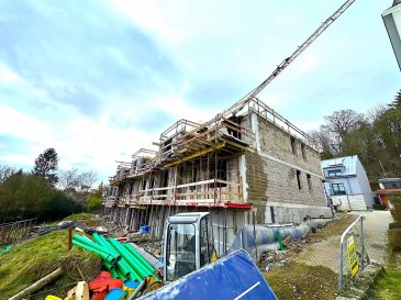 Hesperange Vente  - Duplex   prix :  974 368 € LIVRAISON DANS 9 MOIS !!!
*Découvrez la Résidence Calliope*  
Située à seulement 10 minutes du centre de Luxembourg-Ville, de la Cloche d'Or et de l'aéroport, la Résidence Calliope allie modernité et confort dans un cadre privilégié. Ce projet immobilier de qualité se compose de 9 appartements, répartis en trois entrées distinctes, chacune desservant trois logements. 
Dotée d'une *classe énergétique BB, la résidence est équipée de **volets électriques, de **triple vitrage* et d'une *VMC* (ventilation mécanique contrôlée), garantissant une performance énergétique optimale et un confort de vie incomparable. Pour votre bien-être, chaque appartement bénéficie également d'un *chauffage au sol*, assurant une chaleur douce et homogène tout au long de l'année.
La Résidence Calliope offre également une tranquillité d’esprit grâce aux *garanties décennales* et *biennales*, vous protégeant sur le long terme.
 
Voici le duplex au rez-de-chaussée, qui se compose comme suit:
- Surface 89.91 m²
- Séjour / cuisine 35.05 m²
- 2 Chambres à coucher 13.52 m² et 9.93 m²
- Terrasse 29.30 m²
- Jardin 63.53 m²
- Cave 3.15 m²
- Emplacement intérieur 15.08 m²
- Hall 
- WC Séparé
- Salle de douche avec WC
- Débarras
- Buanderie
Tous les prix annoncés s'entendent à 3 % TVA, sujet à une autorisation par l'Administration de l'Enregistrement et des Domaines.
Nous restons à votre disposition pour une présentation du plan et du cahier de charges, n'hésitez pas à nous contacter 28.66.39-1 ou bien par mail : info@realgimmo.lu.
 ---------- 
DELIVERY IN 9 MONTHS!!!
*Discover the Résidence Calliope*
Located just 10 minutes from the center of Luxembourg City, the Cloche d'Or and the airport, Résidence Calliope combines modernity and comfort in a privileged setting. This high-quality development comprises 9 apartments, divided into three separate entrances, each serving three units.
Rated *energy class BB, the residence is equipped with **electric shutters, **triple glazing* and *VMC* (controlled mechanical ventilation), guaranteeing optimum energy performance and incomparable living comfort. For your well-being, each apartment also benefits from *underfloor heating*, ensuring gentle, even warmth all year round.
Résidence Calliope also offers peace of mind thanks to *ten-year* and *biennial* warranties, protecting you for the long term.
 
Here's the duplex on the first floor, as follows:
- Surface area 89.91 m²
- Living room / kitchen 35.05 m²
- 2 bedrooms, 13.52 m² and 9.93 m² respectively
- Terrace 29.30 sq.m.
- Garden area 63.53 m²
- Cellar 3.15 m²
- Interior parking space 15.08 m²
- Hall
- Separate WC
- Shower room with WC
- Storeroom
- Utility room
All advertised prices include 3% VAT, subject to authorization by the Administration de l'Enregistrement et des Domaines.
For a presentation of the plan and specifications, please contact us at 28.66.39-1 or by e-mail at info@realgimmo.lu.