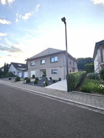 A VISITER !!!

Immo Nordstrooss vous propose en vente une charmante maison individuelle rénovée en 2018 située à INGELDORF sise sur un terrain de +/-5.83 ares avec 
Deux entrées complètement individuelle.

La maison s'apprête idéalement
pour combiner une profession libérale ou DEUX Famille avec possibilité de mettre l'appartement en LOCATION.

Construite en 1982, la maison offre une surface de 
+/- 278,10 m2  et grand grenier aménageable.

- au rez-de-chaussée:
hall d'entrée/escalier, deux  grand garages Box pour deux voiture, espace chaufferie, une cave et 2 emplacements extérieurs.

- au rez-de-jardin Appartement;
hall d'entrée, espace living spacieux avec cheminé donnant vers grande terrasse et très bon jardin clôturé, une cuisine bien équipée/salle à manger avec accès au terrasse et au jardin aussi, une grande chambres à coucher, et salle de douche.

- à l'étage hall d'entrée lumineux,  grand living avec cheminé et grande salle à manger, très belle cuisine bien équipée avec accès au balcon, 3 belle chambres à coucher, et salle de douche avec fenêtre.


DISPONIBILITES: à convenir! 

SITUATION ET DISTANCES:  
INGELDORF, Région Nordstad, centre urbain du Nord du Grand-Duché de Luxembourg. 
Le transport public est assuré par les autobus de ligne et divers transports public (Bummelbus, Louis, Adapto,...) ainsi que la ligne ferroviaire. 
De plus, toutes les commodités qu'offre la Ville de Diekirch, comme p.ex. médecins spécialistes, pharmacies, commerces locaux, banques, restaurants, centres commerciaux, piscine municipale, musées...  depuis Diekirch: - Ingeldorf centre commercial à 3km - Ettelbruck à 6 km - Echternach 30 km - Luxembourg-Kirchberg à 42 km

Pour tout renseignement complémentaire ou information veuillez nous contacter par email info@immonordstrooss.lu ou par Tél: 691 850 805.

Proposition de crédit/financement à taux compétitif auprès des banques Luxembourgeoise incluse dans nos services gratuits.