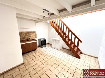 STUDIO F1 BIS /  DOMBASLE-SUR-MEURTHE.  Venez découvrir à DOMBASLE-SUR-MEURTHE, cet appartement de type F1 BIS, d'une surface de 28.44m2, situé au rez-de-chaussée (au milieu du couloir, dans une petite monopropriété de 3 studios en rez-de-chaussée). Offrant : une kitchenette ouverte sur une pièce de vie de 12.96m2, un WC séparé, une mezzanine de 12.12m2 faisant office de chambre et une salle d'eau. Chauffage individuel électrique. Loyer : 350.00 EUR charges comprises (soit 330.00 EUR de loyer + 20.00 EUR de charges comprenant l'électricité des parties communes, ainsi que la taxe des ordures ménagères). Contrat pour l'eau et l'électricité des parties privatives à souscrire en plus. Dépôt de garantie : 330.00 EUR. Honoraires : 312.00 EUR TTC dont 85.00 EUR pour l'état des lieux. Si vous avez besoin d'aide dans votre recherche de logement, votre agence AGENCE DE BOUFFLERS se fera un plaisir de vous aider. www.agencedeboufflers.fr / agencedeboufflers@orange.fr. DISPONIBLE IMMÉDIATEMENT
Les informations sur les risques auxquels ce bien est exposé sont disponibles sur le site Géorisques : www.georisques.gouv.fr