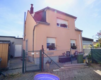 Schaus Immobilier propose à la vente cette charmante maison individuelle avec deux emplacements extérieurs et jardin à Dudelange.

L’entrée dans la maison se fait au rez-de-chaussée, où un hall d’entrée permet d’accéder aux pièces mentionnées ci-dessous.
.Le salon/salle à manger (environ 20,00m2) avec accès au jardin.

.La cuisine équipée et aménagée, récemment installée avec des meubles et appareils électroménagers de très bonne qualité. Attenant à la cuisine se trouve une buanderie/chaufferie avec réserve alimentaire.

.La première salle de douche récemment rénovée équipée d’une douche du type « à l’italienne ».

.La seconde salle de douche avec WC.


Un escalier en béton permet d’accéder au premier étage où sont aménagés :
.La première chambre d’une surface d’environ 10,00m2, équipée d’une fenêtre « vélux » avec store occultant. La pièce est équipée d’un système de climatisation.

.La seconde chambre d’une surface d’environ 11,60m2 également équipée d’un système de climatisation.


La maison est complétée par :
.Un jardin naturel.

.Deux emplacements extérieurs pour des voitures.

En ce qui concerne les équipements de la maison :
.Les fenêtres sont en double vitrage

.La toiture est en ardoise.

.Le chauffage est au gaz, la chaudière est récente.

.Un feu à bois est installé dans le hall d’entrée.

.Les dalles sont en béton.

.L’ensemble de la maison se trouve dans un bon état, de nombreux travaux de rénovation ont été effectués récemment.


Le bien est idéalement implanté à proximité de toutes les commodités, notamment :
.Les commerces de proximité.

.Le Centre de Dudelange se trouve à 15 minutes à pied.

.Les transports en communs. La gare se trouve à une vingtaine de minutes à pied, un arrêt de bus est à 350m de la maison.

.Les axes autoroutiers sont accessibles en 5 minutes.

.L’encadrement des enfants, notamment des crèches, l’école fondamentale à 500m et un lycée.


Nous sommes à votre disposition pour tout renseignement complémentaire et un rendez-vous de visite.


Les honoraires de négociation sont à la charge du vendeur.


Ref agence :VM0300