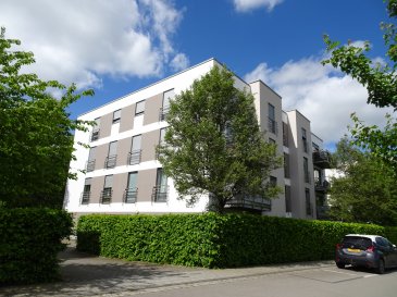 Appartement lumineux et calme au centre de Mondorf-les-Bains

L'appartement est situé au 2ème étage d'une résidence moderne dans un petit parc. On accède à l'appartement par un couloir qui relie tous les autres espaces de vie. Il y a un grand salon/salle à manger avec un balcon spacieux (côté sud), une grande cuisine, une salle de bains, 2 chambres, un débarras et un toilette séparée. L'appartement se présente dans un état presque neuf. Au rez-de-chaussée, on trouve la buanderie commune, un grand emplacement pour une voiture et une cave privée.
Pas d'animaux, pas de fumeurs, CDI, revenu minimum de 6 000 euros net par mois.

L'appartement est très calme dans un petit parc, à seulement 100 mètres de la mairie. Toutes les activités peuvent être effectuées à pied. Mondorf-les-Bains est l'une des perles de la région de la Moselle. On y trouve tous les commerces, les écoles, les activités sportives, l'offre culturelle, les restaurants, etc. Les transports en commun sont très bons. Le célèbre parc thermal est accessible en quelques minutes.