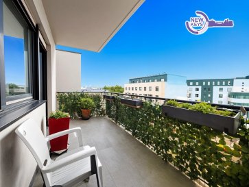 Situé au cœur du quartier dynamique de la Cloche d’Or, cet appartement traversant en étage élevé séduit par ses vues dégagées dans toutes les directions et sa luminosité exceptionnelle.

Nichée dans une résidence bien entretenue avec ascenseur, cette propriété allie confort, praticité et qualité de vie.

Points forts de l’appartement :

Surface traversante offrant lumière naturelle du matin au soir

Salon et deux chambres en parquet massif orientés à l’est

Balcon à l’ouest, idéal pour admirer le coucher de soleil

Cuisine fermée rénovée, fonctionnelle et optimisée

Salle de douche moderne + WC séparé pour plus de confort

Fenêtres double vitrage, excellente isolation thermique et phonique

Cave privative et buanderie commune avec branchement privatif

Localisation privilégiée :

À deux pas de toutes les commodités : supermarchés, restaurants, salles de sport, espaces verts et parcs. Le secteur est également très bien desservi par les transports en commun (bus et tram), permettant un accès rapide au centre-ville et à l’aéroport.
La proximité d’écoles et d’infrastructures en fait une adresse recherchée aussi bien pour les familles que pour les actifs.

Atout supplémentaire :

Possibilité d’acquérir une place de parking intérieure pour un supplément de 49.000 €.
Un bien rare et compétitif dans l’un des quartiers les plus prometteurs de Luxembourg, offrant un confort de vie optimal et une vraie opportunité d’investissement.

>>>> Contactez-nous au 691 216 830 ou par e-mail : smarrocco@newkeys.lu pour toute information complémentaire ou pour organiser une visite.

 ---------- 
Located in the heart of the vibrant Cloche d’Or district, this high-floor crossing apartment impresses with its unobstructed views in every direction and exceptional natural light.

Set within a well-maintained residence with elevator, this property combines comfort, practicality, and quality of life.

Key features:

Crossing layout providing natural light from morning to evening

Living room and two east-facing bedrooms with solid wood parquet flooring

West-facing balcony, perfect to enjoy the sunset

Renovated closed kitchen, functional and space-optimized

Modern shower room + separate WC for greater convenience

Double-glazed windows ensuring excellent thermal and sound insulation

Private cellar and shared laundry room with individual connection

Prime location:

Within walking distance of all amenities: supermarkets, restaurants, gyms, green spaces, and parks. The area also benefits from excellent public transport links (bus and tram), providing fast access to the city center and the airport.
Its proximity to schools and infrastructure makes it an ideal address for both families and professionals.

Additional asset:

Option to purchase an indoor parking space for an additional €49,000.

A rare and competitive property in one of Luxembourg’s most promising districts, offering optimal comfort and an excellent investment opportunity.

For further information or to arrange a viewing, please contact us at 691 216 830 or via email at smarrocco@newkeys.lu