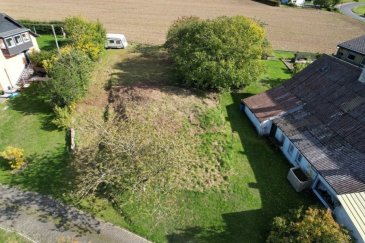 Sonniges, voll erschlossenes Baugrundstück in ruhiger Ortsrandlage -
Leben, wo andere Urlaub machen

Grundstücksnutzung: Wohnen
voll erschlossen
Ausblick: Fernblick 

Beschreibung
Das sonnig gelegene Grundstück ist 802 m² groß und befindet sich in einer ruhigen Ortsrandlage, mit unverbaubarem Blick nach Westen und Osten. 
