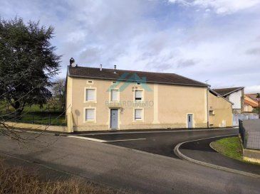 Belardimmio vous propose en exclusivité ce spacieux corps de ferme  de 134 m² habitables située à Beyren-lès-Sierck, idéale pour les familles à la recherche d'espace et de confort. Avec ses 10 pièces, dont 5 belles chambres, elle offre des volumes généreux et une organisation optimisée pour accueillir toute votre famille ou vos projets personnels, le tout dans un environnement calme et verdoyant.

L'intérieur de la maison séduit par son caractère chaleureux et authentique, notamment grâce à la présence d'une cheminée conviviale pour des soirées agréables en hiver. 

À l'extérieur, profitez d'un agréable jardin clos, arboré et sans vis-à-vis, parfait pour les moments de détente, jeux d'enfants ou repas en plein air. 

La maison dispose d'une grange d'environ 240m² au sol, une de 80m² au sol et une dernière de 200m² au sol.

Ideal pour un collectionneur de voitures/motos, ou encore pour un investisseur qui voudrait les transformer en maison/appartements.

Cette propriété, à proximité des commodités et des axes principaux, offre un excellent compromis entre vie à la campagne et proximité urbaine. Une opportunité rare à saisir !

Pour plus d'informations veuillez contacter Monsieur David Kempf au 00 352 621 631 841 ou par mail David.kempf16@gmail.com