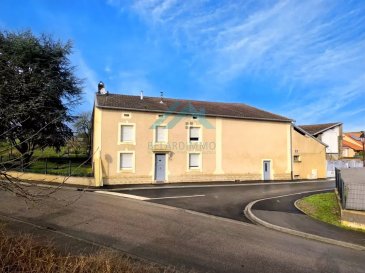 Belardimmio vous propose en exclusivité ce spacieux corps de ferme  de 134 m² habitables située à Beyren-lès-Sierck, idéale pour les familles à la recherche d'espace et de confort. Avec ses 10 pièces, dont 5 belles chambres, elle offre des volumes généreux et une organisation optimisée pour accueillir toute votre famille ou vos projets personnels, le tout dans un environnement calme et verdoyant.

L'intérieur de la maison séduit par son caractère chaleureux et authentique, notamment grâce à la présence d'une cheminée conviviale pour des soirées agréables en hiver. 

À l'extérieur, profitez d'un agréable jardin clos, arboré et sans vis-à-vis, parfait pour les moments de détente, jeux d'enfants ou repas en plein air. 

La maison dispose d'une grange d'environ 240m² au sol, une de 80m² au sol et une dernière de 200m² au sol.

Ideal pour un collectionneur de voitures/motos, ou encore pour un investisseur qui voudrait les transformer en maison/appartements.

Cette propriété, à proximité des commodités et des axes principaux, offre un excellent compromis entre vie à la campagne et proximité urbaine. Une opportunité rare à saisir !

Pour plus d'informations veuillez contacter Monsieur David Kempf au 00 352 621 631 841 ou par mail David.kempf16@gmail.com