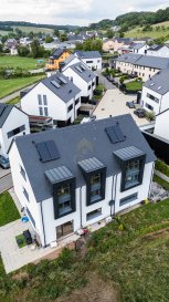 Découvrez cette récente maison libre des 3 cotés d’une surface habitable de 210 m², située dans la commune Bettborn. Elle bénéficie d’un environnement calme (sans issue) tout en restant bien connectée : à seulement 10 minutes de Redange sur Attert, et 30 minutes de Luxembourg Ville.

Parfaitement adaptée à une famille, cette maison propose trois chambres spacieuses, une suite parentale avec dressing et salle de douche, un grand espace de vie et un dernier étage aménagé en salle de jeux et espace bureau.

Construite sur un terrain de 3,50 ares, la propriété offre une surface totale de 300 m² et se compose comme suit :

Rez-de-chaussée : Un garage intérieur, un hall d'entrée avec dressing, un cellier, un WC séparé, un espace de vie complètement ouvert comprenant salon séjour et cuisine équipée, terrasse et jardin exposés Sud.

1er étage : une salle de bain, un WC séparé, 3 chambres et une suite parentale avec dressing et salle de douche.

2áµ‰ étage : une buanderie, un grenier aménagé en salle de jeux et une mezzanine faisant office de bureau.

Les petits + :

- Classe A/A
- Fenêtres triple vitrage avec volets motorisés
- Pompe à chaleur
- Chauffage au sol
- VMC double flux
- Lumieres Led incorporées
- Portes a gachette automtique
- Parquet en Bambou

Environnement et commodités :

Dans un rayon de 10 minutes en voiture :

• École publique et crèches de Redange Attert
• Piscine et aire de jeux
• Supermarché
• Boulangerie, pharmacie et restaurants à proximité

Pour toute demande de visite ou information supplémentaire, n'hésitez pas à nous contacter par mail ou téléphone au 28.66.39-1

Le prix affiché s'entend frais d'agence + tva inclus.

 ---------- 
Discover this recent semi-detached house with 210sqm of living space, located in the commune of Bettborn. It benefits from a quiet (dead-end) environment while remaining well connected: just 10 minutes from Redange sur Attert, and 30 minutes from Luxembourg City.

Perfectly suited to a family, this house offers three spacious bedrooms, a master suite with dressing room and shower room, a large living area and a top floor converted into a playroom and office space.

Built on a 3.50-acre plot, the property offers a total surface area of 300sqm and is composed as follows:

First floor: indoor garage, entrance hall with dressing room, storeroom, separate toilet, completely open-plan living area comprising living room and fitted kitchen, south-facing terrace and garden.

1st floor: bathroom, separate toilet, 3 bedrooms and a master suite with dressing room and shower room.

2áµ‰ floor: a laundry room, an attic converted into a games room and a mezzanine used as an office.

Little extras:

- Class A/A
- Triple glazed windows with automatic shutters
- Heat pump
- Underfloor heating
- Double-flow ventilation
- Built-in Led lights
- Automatic trigger doors
- Bamboo flooring

Environment and amenities :

Within a 10-minute drive:

- Redange Attert public school and crèches
- Swimming pool and playground
- Supermarket
- Bakery, pharmacy and restaurants nearby

For further information or to arrange a visit, please do not hesitate to contact us by e-mail or telephone on 28.66.39-1.

The price shown includes agency fees + vat.