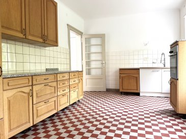 SIERCK LES BAINS

À proximité du LUXEMBOURG (Schengen) et de l'ALLEMAGNE (Perl) 

Dans une petite copropriété comprenant que 2 appartements.

Au 2eme et dernier étage.

Venez découvrir ce grand Appartement F5 lumineux de 140 m2 hab + un grenier de 70 m2, comprenant:

Une entrée, une cuisine équipée indépendante, un séjour parqueté, trois grandes chambres, une salle de bains (baignoire et wc), une buanderie.

Une cave.

Comble aménageable (dalle)

Des travaux de rénovations ont été effectués:
Installation électrique
Radiateur
Plomberie.
Peinture
Ballon thermodynamique neuf.
Fibre

Compteur indépendant.

Charge faible.

A VOIR RAPIDEMENT
