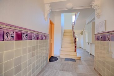 RE/MAX, spécialiste de l'immobilier à Sandweiler vous propose à la vente un charmant appartement spacieux, idéalement situé dans le centre de Sandweiler d'une superficie d'environ 105 m² habitables. Situé au premier étage d'une résidence récemment rénové, il se compose de la manière suivante : 
Une entrée qui dessert toutes les pièces de l'appartement,  la première chambre de 14 m², la deuxième chambre de 13 m², la cuisine équipée de 16 m² avec une possibilité de combiner la chambre parentale de 19 m²  pour recevoir un séjour avec cuisine ouvert d'environ 35 m², le living de 23 m² et une salle de bain avec baignoire.
L'appartement bénéficie de fenêtres double vitrage, chauffage mazout, d'une cave d'environs 15 m² et d'un jardin privatif de 63 m² etc..
A 10 mn du Kirchberg et de l'aéroport, à 5 min du SNCT (Station de contrôle Sandweiler), proximité de l'autoroute A1, transports en commun, commerces, pharmacie, écoles à proximité.

Disponibilité dans un délai assez court.

Charges mensuelles : +/- 185 € / mois

La commission d'agence est inclut dans le prix de vente et supportée par le vendeur.

N'hésitez pas de me contacter: 
+352 691 683 703 ou eduardo.vieira@remax.lu

Eduardo VIEIRA
Ref agence :5096278