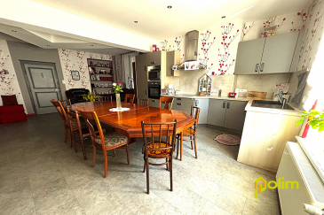 Nouveauté.  Très jolie maison de village offrant plus de 170 m2 habitable au coeur de village. Magnifique pièce à vivre de plus de 40 m2, une grande chaufferie - buanderie avec wc. A l'étage 3 chambres, un bureau, une grande salle de jeux et une salle d'eau wc. Petite cour.
 Agréable verger au calme de 1334 m2 accessible en voiture avec un cabanon de jardin non attenant. Coup de coeur assuré !!
 Les informations sur les risques auxquels ce bien est exposé sont disponibles sur le site Géorisques : www.georisques.gouv.fr