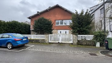 Située dans un quartier résidentiel exclusivement très tranquille, belle maison individuelle, rénovée en 2025, disposant de +/- 240 m² de surface habitable sur +/- 4.32 ares de terrain privé exposé sud-est, comprenant :

- Hall d'entrée.
- Cuisine équipée ouverte sur salle à manger avec accès à la terrasse et au jardin orientés Sud-Est.
- Grand Living.
- 4 chambres à coucher : 1 avec accès terrasse et jardin / 1 avec balcon et salle de douche privative / 1 avec salle de bains privative.
- Salle de douche +WC.
- Grenier aménageable de +/- 80 m² sur dalle en béton.
- Cave, atelier, chaufferie et buanderie.
- Garage pour une voiture + places de parking extérieures.
- Terrasse et jardin clos orientés Sud-Est.

Dalles en béton sur tous les étages
Chauffage / installation sanitaire / installation électrique / Revêtement sol et mur (en partie) / menuiseries : l'ensemble rénové en 2025.