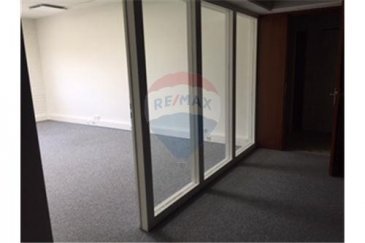 Location bureaux 90m² à Howald (Hespérange)
RE/MAX spécialiste de l'immobilier à Luxembourg vous propose à la location cet ensemble de trois bureaux d'une surface totale de 90m² disponibles immédiatement. Cet espace doté de sanitaires privatifs, peut être rendu communiquant avec un  autre bureau de 40m² également disponible à la location. Cet ensemble est situé au 3ème étage avec ascenseur et à 2,6 km du centre gare de la ville de Luxembourg avec possibilité de parking gratuit au pied de l'immeuble.
N'hésitez pas à nous contacter pour toute question, complément d'informations ou convenir d'une visite.
Commission d'agence 1 loyer mensuel plus TVA et 25% d'un loyer plus TVA pour l'état des lieux.
