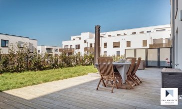 Avec sa terrasse et son jardin bien orientés, ce bel appartement construit en 2018 se situe au calme dans la Cité op Hudelen à Schifflange à proximité des transports en commun (bus et train) écoles, crèches et commerces.
 
Il se compose comme suit :
 
Au rez-de-jardin (1er étage côté rue) : d’une entrée avec penderie de ± 8m² ; d’un séjour de ± 33m² avec son coin cuisine (ouverte et équipée) donnant sur la terrasse et le jardin ; de 2 chambres de 12 et 15m² ayant accès aussi sur la terrasse ; d’une salle de bain de 5m² ; d’un WC séparé ; d’une réserve de ± 3m².
 
Au sous-sol : d’une cave de 5m² et d’un emplacement de parking de 16m² ; d'une buanderie commune
 
Généralités :
 
Immeuble de 2018
Passeport énergétique – « B – B », triple vitrage PVC
Calme et orientation
Excellent état
Proximité des transports en commun
Vidéophone, domotique, alarme
 
Contact : Jimmy de Brabant +352 661 167 494 ou via email jimmy@vanmaurits.lu  
 
 
 
