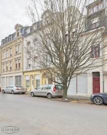 Découvrez ce joli studio, entièrement rénové avec soin, idéalement situé dans un quartier paisible en plein coeur de la ville, à proximité de toutes les commodités : commerces, transports, écoles et loisirs. Cet appartement offre un espace cosy et serein, tout en restant connecté à la vie urbaine.

Ce bien se compose d'une cuisine neuve, moderne et très peu utilisée, entièrement refaite à neuf, ouverte sur un espace convivial et lumineux. La cuisine dispose de meubles modernes, d'équipements récents et d'un design contemporain, idéal pour cuisiner dans un cadre pratique et agréable. La salle d'eau a également été entièrement rénovée avec des matériaux modernes, équipée de sanitaires neufs et fonctionnels, offrant un espace moderne et pratique.

L'appartement a bénéficié d'une rénovation complète, comprenant notamment la pose de menuiseries neuves et de fenêtres à triple vitrage, garantissant une isolation thermique et phonique optimale pour un confort maximal en toutes saisons.

Le coin chambre, avec un lit intégré, optimise l'espace pour plus de confort et de praticité. Le logement est également équipé d'un système de chauffage performant, pour un confort accru.

Le studio bénéficie également d'une cave équipée, avec une installation de branchement pour lave-linge, pratique pour le quotidien. Un cagibi attenant offre un espace de rangement supplémentaire, facilitant l'organisation de vos affaires.

Ce logement allie modernité, confort et tranquillité dans un environnement calme, faisant de cette propriété une excellente opportunité pour un premier achat, un investissement ou une résidence secondaire.

Pour toutes questions ou demandes d'informations, n'hésitez pas à nous contacter, nous serons toujours à votre service.

Agence ELSA'HOME à votre écoute pour la concrétisation de vos projets en toute confiance.

---------------------------------------------------------------------------------------------------


Discover this lovely studio flat, fully renovated with care, ideally located in a peaceful neighbourhood in the heart of the city, close to all amenities: shops, transport, schools and leisure facilities. This flat offers a cosy and serene space, while remaining connected to city life.

This property comprises a new, modern and rarely used kitchen, completely refurbished and opening onto a bright and welcoming space. The kitchen features modern fittings, new appliances and a contemporary design, ideal for cooking in a practical and pleasant setting. The bathroom has also been completely renovated with modern materials and fitted with new, functional sanitary ware, offering a modern and practical space

The flat has been completely renovated, including the installation of new joinery and triple-glazed windows, ensuring optimal thermal and sound insulation for maximum comfort in all seasons.

The bedroom area, with a built-in bed, optimises space for greater comfort and practicality. The property is also equipped with an efficient heating system for added comfort.

The studio also benefits from a fitted cellar with a washing machine connection, which is practical for everyday use. An adjoining storage room provides additional storage space, making it easy to organise your belongings.

This property combines modernity, comfort and tranquillity in a peaceful environment, making it an excellent opportunity for a first purchase, an investment or a second home.

If you have any questions or require further information, please do not hesitate to contact us. We are always at your service.

ELSA'HOME is here to help you realise your projects with complete confidence.