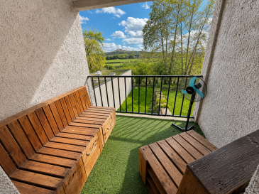 Découvrez ce spacieux appartement en duplex, situé au sein d.   Vous allez etre séduit par sa grande pièce de vie baignée de lumière, ouverte sur un balcon, idéale pour partager des moments en famille ou entre amis. La cuisine ouverte s'intègre parfaitement à cet espace convivial.
L'espace nuit se compose de trois chambres, offrant tout le confort nécessaire pour une famille ou pour aménager un bureau en télétravail. Le duplex dispose également d'une salle de bains et de nombreux espaces de rangement.
 Les informations sur les risques auxquels ce bien est exposé sont disponibles sur le site Géorisques : www.georisques.gouv.fr