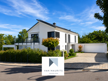 Résidence contemporaine de 3 à 4 chambres | Intimité, bien-être et qualité de vie exceptionnelle à quelques minutes du Luxembourg

Située dans l'environnement le plus privé d'une impasse calme à Wincheringen, à seulement quelques minutes du Luxembourg, cette résidence contemporaine individuelle offre une combinaison rare d'architecture soignée, d'intimité, d'efficacité énergétique et d'une qualité de vie exceptionnelle, tant à l'intérieur qu'à l'extérieur.

Achevée en 2020, la propriété offre environ 230 m² de surface habitable soigneusement conçue sur un terrain paysager de 1 192 m², entouré d'un jardin mature et bénéficiant d'un accès direct à la forêt attenante. Chaque aspect de la maison a été pensé afin de maximiser la lumière naturelle, le confort et la convivialité, tout en créant un véritable havre de paix à proximité immédiate du Luxembourg.

Idéale pour les professionnels, entrepreneurs, cadres, retraités ou familles exigeantes, la propriété offre l'espace et la flexibilité nécessaires pour s'adapter à l'évolution des modes de vie, sans aucun compromis sur le confort ou le design.

Des espaces de vie flexibles

L'agencement soigneusement étudié offre un équilibre idéal entre espaces de vie ouverts et espaces privés.

Le rez-de-chaussée comprend une spacieuse chambre d'amis avec une salle de douche attenante. Cet espace convient aussi bien à l'accueil de visiteurs qu'à des membres de la famille souhaitant davantage d'indépendance, à une vie multigénérationnelle ou à ceux qui recherchent le confort d'un logement de plain-pied.

À l'étage, l'impressionnante suite parentale comprend une chambre généreuse, un dressing et une salle de bains privative. Deux chambres supplémentaires sont complétées par un bureau indépendant, pouvant également servir de quatrième chambre, ainsi que par un espace ouvert pouvant être aménagé en bureau, espace de travail ou coin lecture, avec vue sur l'espace de vie situé en contrebas.

L'espace bien-être avec sauna offre un cadre privilégié pour se détendre, tout en permettant aux futurs propriétaires d'adapter cet espace à leur propre mode de vie et à leurs besoins.

Des espaces extérieurs exceptionnels

Conçu comme une véritable extension de la maison, le jardin paysager a été soigneusement aménagé et développé au fil des années afin de créer un environnement extérieur mature et préservé des regards.

Deux généreuses terrasses offrent des espaces exceptionnels pour recevoir, prendre ses repas en plein air ou simplement se détendre. La pergola, la serre, le jacuzzi et l'accès direct à la forêt permettent de profiter d'un cadre de vie rarement disponible à une telle proximité du Luxembourg.

Prestations haut de gamme

Construite selon des standards de qualité élevés, la propriété bénéficie des équipements suivants :
- Passeport énergétique A+ / A+
- Pompe à chaleur air-eau avec chauffage au sol
- Panneaux solaires photovoltaïques
- Fenêtres en aluminium/PVC à triple vitrage
- Système de ventilation double flux
- Électroménager haut de gamme Miele et Liebherr
- Cave à vin ORF
- Îlot de cuisine avec plan de travail en granit
- Garage double avec raccordement électrique
- Trois emplacements de stationnement privatifs supplémentaires
- Une maison conçue pour être vécue
- Commission à charge de l'acquéreur : 30 000 € hors TVA

Cette propriété est bien plus qu'une simple maison moderne. Il s'agit d'un lieu de vie soigneusement conçu, réunissant intimité, bien-être, flexibilité et efficacité énergétique dans l'un des environnements résidentiels les plus recherchés de Wincheringen.

Offrant une qualité de vie de plus en plus difficile à trouver à proximité immédiate du Luxembourg, cette propriété représente une opportunité rare pour les acquéreurs à la recherche d'espace, de qualité et d'une valeur durable.

Contact:
Juha Ahonen
+352 661 249 476
juha@vanmaurits.lu
