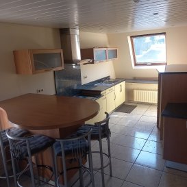 DUPLEX CREUTZWALD CENTRE VILLE avec 2  places de Parking  privatives  au deuxième et dernier étage dans une copropriété  de 4 lots

Appartement Duplex de 70m² au sol,  moderne, et lumineux,  il se compose d'une cuisine ouverte, un vaste séjour,  1 salle de bains avec une baignoire, un  espace nuit à moduler selon vos désirs, chambre, bureau espace jeux .

Le chauffage est au gaz, une belle cave , les charges sont de 860€ annuel.

Le prix est de 110000€ frais d'agence inclus