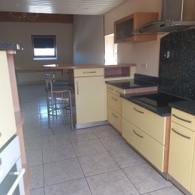 DUPLEX CREUTZWALD CENTRE VILLE avec 2  places de Parking  privatives  au deuxième et dernier étage dans une copropriété  de 4 lots

Appartement Duplex de 70m² au sol,  moderne, et lumineux,  il se compose d'une cuisine ouverte, un vaste séjour,  1 salle de bains avec une baignoire, un  espace nuit à moduler selon vos désirs, chambre, bureau espace jeux .

Le chauffage est au gaz, une belle cave , les charges sont de 860€ annuel.

Le prix est de 98 000€ frais d'agence inclus