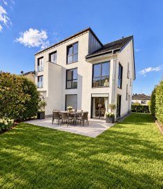 PERL, 675.000 Euros

A 5 minutes de la frontière luxembourgeoise

Superbe Maison 3 côtés libres (+-180m2) sur un Terrain (+-2,73 ares). Construction 2010. 
Belles Finitions. Situation très calme près de toutes commodités.

Sous-sol:  
Buanderie (+-13,45 m2) / Garage / 2 emplacement intérieur (+-47,35m2)

RDCH:  
Hall d'entrée (+-4,62m2), Living très lumineux (+-46,79m2) avec accès Terrasse (+-30m2) et Jardin (+-150m2 / Exposition Sud), cuisine équipée ouverte (2012 / Valeur 20.000 Euros), WC séparé (+-2,62m2), Débarras (+-1,92m2)

1ier étage:  
3 chambres (+-12,82m2 / 12,99m2 /13,19m2), Dressing (+-6,14m2), salle de bains avec baignoire et douche (+-8,87m2)

2ième étage:  
1 chambre (+-33,21m2) avec salle de douche, Débarras (+-4,23m2)

Equipements:  
Dalles en Béton, Double vitrage Alu avec volets électriques et manuels (2010), Chauffage Gaz aux sols (2010), Toit (Tuiles / isolée / 2010), Electricité (2010), Façade (isolée / 2010), Sanitaire (2010), Détecteur de fumée.

Objet TOP à saisir...

***HERBY IMMO = MEILLEURS PRIX DU MARCHE***  

(Herby Immo vous garantit le prix d'achat le moins cher du marché)

(Communiquez-nous un bien immobilier à Herby Immo A Vendre ou A Louer et GAGNEZ Facilement de l'argent)