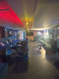 **** SHISHA LOUNGE BAR MERSCH**** 

- FOND DE COMMERCE 

-  Immo Nordstrooss vous propose un fonds de commerce de +/- 350m² brut.   
Il se compose comme suit :  
- Salle n°1 de +/- 105m² (50 places assises + un bar) - Salle n°2 de +/- 80m² (50 places assises) 
- Cuisine équipée de +/- 30m² 
- Bureau 
- Salle de jeux de +/- 8m² 
- Couloir de +/- 10m² 
- 2 WC (Hommes & Femmes) de +/- 16m² 
- Réserve 
- Cave 
- Local poubelles  
Loyer : 3 280.- EUR avec licence d'alcohol ( charges +/- 250 euros ).  
Parkings publics à proximité. 

Pour tout renseignement complémentaire ou information veuillez nous contacter par email info@immonordstrooss.lu ou par Tél: 691 850 805.