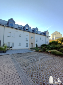 L'Immobilière de l'Attert vous propose en location ce bel appartement partiellement meublé situé dans le village de Neunhausen, commune d'Esch-sur-Sûre.

L'appartement d'une surface habitable de +/- 80 m² situé au rdch se compose de:

- hall d'entrée 
- beau séjour / salle à manger avec coin cuisine équipée et sortie sur terrasse de +/- 30 m²
- salle de douche, lavabo, wc
- 2 chambres à coucher dont 1 plus petite
- débarras.

L'appartement dispose d'une cave et d'un emplacement intérieur et extérieur.

Loyer : 1 400€
Charges : 300€
Caution : 2 mois de loyer
Frais d'agence : 1 mois de loyer + TVA (partagé 50/50 entre locataire et bailleur)

Ce bien vous intéresse ! Merci de remplir le 