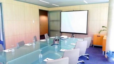 Sur le plateau d’affaires de la CLOCHE D’OR à Luxembourg, au sein d’un immeuble de bureaux de standing, A LOUER MAGNIFIQUE BUREAU HAUT DE GAMME MEUBLE de 90m2! 

 Sont inclus dans le loyer les prestations suivantes :

 - Bénéfice d’une adresse professionnelle,

 - meubles et équipement design (bureau, chaise, armoire, caisson de tiroirs, lampe de bureau, téléphone, lampadaire..),

 - climatisation, chauffage, électricité,

 - ligne téléphonique dédiée avec numéro spécifique,

 - INTERNET haut débit illimité garanti,

 - Accès sécurisé au bâtiment 24h/24h 7j/7j,

 - administration du courrier,

 - accueil physique et téléphonique de vos clients,

 - espace d'accueil pour visiteurs,

 - espace détente pour locataire et accès à une grande terrasse,

 - ménage quotidien du bureau et des parties communes,

 - …

 Avec supplément, vous avez accès à :

 - Boissons (café nespresso, thé, capuccino, boissons fraîche, softs….)

 - salle de réunion, de formation ou de séminaire, 

 - traduction, tâches de secrétariat, affranchissement,

 - photocopie, impression,

 - papeterie, signalétique…

 - salle d’archives,

 - coursier,

 - organisation d’évènement (déjeuner d’affaires, cocktail, buffet…

 - parking intérieur,

 - ….

 La durée du contrat est variable selon vos besoins. Flexible et modulables, votre bureau pourra s’agrandir pour s’adapter à l’expansion de votre activité et accueillir vos nouveaux collaborateurs.

 Vous avez la certitude de recevoir vos clients dans un cadre chic et professionnel que vous soyez présent ou absent !

Loyer : 7290 EUR H.T.
Disponibilité : immédiate