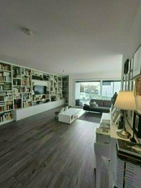 COUP DE COEUR ASSURER!!!

APPARTEMENT AVEC JARDIN PRIVATIF!!!

Ce Beau Appartement/Duplex offre un cadre de vie très cosy, chaleureux, intime et tranquille!

En très bon état avec des équipements intérieurs de qualité 'haut de gamme avec grandes terrasses orientées sud-ouest; partie 'jardin' comprise, ainsi qu'une cave, un emplacement intérieur et 2 emplacements extérieurs; 

Situation très centrale et proche de toutes les commodités diverses de la vie courante. 
Autres atouts : triple vitrage; chauffage au sol; volets électriques. 

Composition de l'appartement avec une surface habitable de +/- 127,13 m² et une terrasse au rdch et au 2e étage grand balcon: 

- rez-de-chaussée :hall d'entrée, cuisine bien équipée ouverte, living et salle à manger avec des grandes baie vitrées donnant vers grand jardin privatif clôturé et balcon aussi, une chambre ou bureau et WC séparée,

- 2e étage : hall de nuit, belle suite parental avec douche privatif et balcon, salle de douche avec WC, et deux chambres à coucher . 

- 2 emplacements extérieurs, 1 emplacement intérieur pour une voiture, une grande cave et buanderie complète ce beau Duplex.

Pour tout renseignement complémentaire ou information veuillez nous contacter par email info@immonordstrooss.lu ou par Tél: 691 850 805.

Proposition de crédit/financement à taux compétitif auprès des banques Luxembourgeoise incluse dans nos services gratuits.