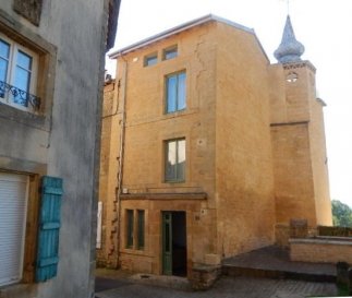 A Marville (Meuse 55), village classé, à 40 km de la frontière luxembourgeoise, ancienne maison de curé située au cœur du village. Maison entièrement rénovée récemment dans un style contemporain de haut standing, regroupant
au rez-de-chaussée: 
1 cuisine équipée ouverte
1 séjour/living avec un balcon, 
au 1er étage: 
1 chambre à coucher, salle de bains et dressing, 
1 WC séparé, 
au 2ème étage: 
1 grande chambre à coucher et une salle de bains, 
au dernier étage: 
1 grande pièce donnant accès au large balcon avec vue imprenable sur la vallée.

au sous-sol 
1 cave, 
1 cave à vin, 
accès à la terrasse.

La maison se situe près de la place centrale du village et de son église récemment rénovée.
Dans les alentours: golf international 27 trous, aéroclub, centre hippique, lac, pêche, domaines de chasse, basilique, citadelle, châteaux et sites de la Grande Guerre.
Ref agence :882373-VM0254