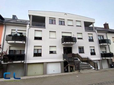 ***** Sous Compromis****
Bel appartement situé au premier étage d\'une petite résidence avec ascenseur. 
Très bien agencé en trois chambres à coucher, une salle de bain, un wc séparé, un hall avec rangement, une cuisine équipée ouverte sur le salon et avec accès sur un balcon. 

Font également partie de cet lot ; un garage pour deux  voitures, un emplacement devant le garage, une cave privative et un jardin en commun.

Jouissant d\'une situation très calme et privilégie, (Esch/Lallenge), à proximité de l\'arrêt de bus, des écoles et lycée, avec très bons accès routiers et auto routiers. 
Disponible juillet 2021

(Les frais d\'agence sont à charge du vendeur)
Ref agence : EACVT25-1