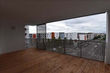 3 PIECES STRASBOURG - 3 pièce(s) - 68.12 m2. STRASBOURG, 3 pièces récent. <br/>Situé au 5ème étage avec une vue imprenable sur l\'avenue François Mitterrand. Il comprend un séjour se prolongeant sur une magnifique terrasse, une cuisine séparée, deux chambres dont une avec un placard, une salle de bains avec une baignoire et une entrée. Une cave et un parking privatif.<br/>Ascenseur, chauffage compris dans les charges<br/>Immeuble BOUYGUES Résidence l\'Apostrophe rue Paul Eluard 67000 STRASBOURG.~~Loyer : 1003 EUR par mois charges comprises dont 298 EUR par mois de provisions sur charges (régularisation annuelle)<br/>Dépôt de garantie : 705 EUR~~Honoraires charge locataire : 619,96 EUR TTC dont honoraires état des lieux charge locataire : 75 EUR TTC