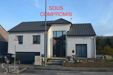 SOUS COMPROMIS<br>L\'agence immobilière Christine SIMON Sàrl vous propose en exclusivité cette très belle maison individuelle située à RUSSANGE (F) sur un terrain de 7,08 ares.<br>La maison construite en 2016 se compose comme suit:<br>au sous-sol:<br>un garage pour trois voitures, une grande cave, local technique et buanderie.<br>au rez-de-chausée:<br>hall d\'entrée donnant accès au salon-séjour avec poêle à bois, vers la cuisine équipée ouverte d\'env. 49 m2, sortie directe sur la terrasse et le jardin. Une toilette séparée.<br>Quelques marches d\'escalier pour accéder à une salle de douche d\'env. 8.85 m2 et 3 chambres à coucher d\'env. (14, 13.60 et 11.70 m2)<br>à l\'étage:<br>une grande chambre parentale avec dressing et une salle de bains attenante ainsi qu\'un bureau complètent cet étage.<br><br>La maison se situe à quelques pas de l\'école et d\'une crèche/garderie, gare d\'Audun-Le-Tiche à 10 minutes, commerces à proximité.<br><br>La commission de vente pour l\'agence de 3% plus TVA 17 % est à charge du vendeur.<br><br>Pour de plus amples renseignements ou une visite de la maison contacter l\'agence au tél: 26 53 00 30 1 ou par mail: info@christinesimon.lu<br><br>Nous sommes en permanence à la recherche de biens pour nos clients solvables, si vous désirez vendre ou louer, contactez Christine SIMON.