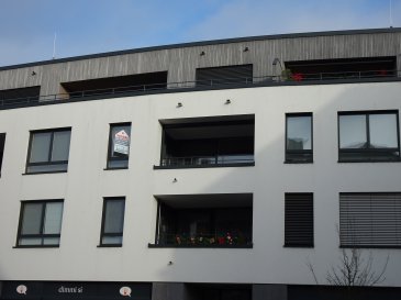 Appartement spacieux et lumineux au cœur de Mondorf-les-Bains.

L'appartement est situé au 2ème étage d'une résidence moderne datant de 2018. On y trouve un grand salon/salle à manger avec accès au balcon (côté sud), une cuisine ouverte moderne, 2 chambres, 1 salle de bains avec douche, une salle de bains avec baignoire et douche, un WC invité, un bureau/chambre avec accès au balcon et un grand débarras avec connexion pour lave-linge et évier. Le balcon est équipé d'un grand auvent de soleil qui couvre entièrement l'espace. De là, on a une vue magnifique sur le centre de Mondorf-les-Bains. L'appartement se présente en excellent état et a été joliment aménagé dans un style moderne. Le chauffage au sol, le triple vitrage, les stores roulants électriques et de nombreux placards sur mesure complètent l'équipement haut de gamme. Au sous-sol, il y a une grande cave (14m²) et 2 places de parking. Dans la cour intérieure se trouve un jardin commun utilisable par les résidents.

La résidence est située au centre de Mondorf-les-Bains. Les commerces, écoles, restaurants et événements culturels sont accessibles en quelques minutes. Les liaisons de transport en bus et par autoroute sont optimales. Le célèbre parc et le centre thermal sont à proximité immédiate.

Mondorf-les-Bains fait partie des communes résidentielles prisées du sud-est du Luxembourg. La Moselle avec ses célèbres vignobles au tripoint offre une nature préservée. Vivre là où d'autres passent des vacances.