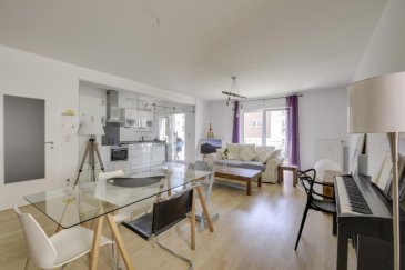 RE/MAX FORUM, spécialiste de l'immobilier à Luxembourg- Beggen, vous propose à la location un superbe appartement très lumineux au rez-de-chaussée dans un quartier très calme avec une superficie de +-85 m2 et un balcon de +- 6 m2 et se compose comme suit:

Un hall d‘entrée avec un placard intégré , une cuisine entièrement équipée ouverte (ou fermée par une porte vitrée coulissante)  sur le living de +-44m2 donnant sur un balcon de +-6m2, deux chambres à coucher, une salle de douche avec WC et un WC séparé.

Il dispose également d'une buanderie commune, une cave et un emplacement intérieur.

Caution: 3200' (égal à 2 mois de loyer sans charges)

Disponible à partir du 01 août 2018
Ref agence :Luxembourg Beggen