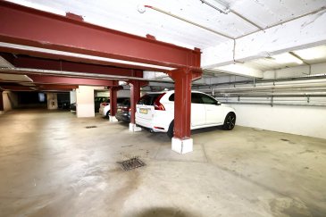 LX2 Immo vous propose une place de parking idéalement située au sein de l'Hôtel de la Poste, en plein cœur de la ville.

Facile d'accès, sécurisée et parfaitement localisée, cette place est idéale pour les résidents, les professionnels ou les visiteurs recherchant une solution de stationnement pratique au centre.

Caractéristiques :

-) Parking intérieur sécurisé

-) Accès 24h/24

-) Emplacement large et facile de manœuvre

-) Accès direct à l'hôtel et aux commerces environnants

Disponibilité immédiate.

Loyer : 150 €/mois.

Pour toute information complémentaire ou une visite, contactez LX2 Immo.