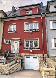 Laforêt Capital à le plaisir de vous proposer cet immeuble de rapport du 1957, comportant de 3 appartements autonomes, cet immeuble est située dans l'une des meilleures rues du Luxembourg-Ville, à quelques pas de toutes les facilités de la 5 min de la gare du Luxembourg. 

L'immeuble se compose comme suite : 

Au sous sol vous trouverez un garage de ± 13,50 m2

Au Rez-de-chaussée :
- Cuisine  
- Living 
- Salon 
- WC 


1er Etage:
- Chambre 1 
- Chambre 2 
- Chambre 3 
- Salle de bain 

2ième Etage:
- Chambre 
- Chambre 
- Chambre
- Salle de bain 

Cet immeuble dispose un magnifique jardin de ± 60 m2 

Pour tous renseignements : 28 77 85 36 ou par email : ettelbruck@laforet.lu
Nous sommes toujours à la recherche de nouveaux biens immobiliers à proposer à nos clients, contactez nous!