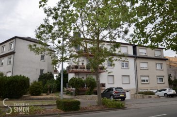 Appartement de 3 chambres à coucher au rez-de-chaussée dans une Résidence de 3 unités.<br>Il se compose comme suit:<br>Spacieux hall d\'entrée<br>Lumineux living, salle à manger d\'env. 30 m2 avec un accès à la première terrasse d\'env. 13 m2, une cuisine équipée indépendante d\'env. 15 m2. <br>Un débarras et une toilette séparée.<br>Hall de nuit, 3 chambres à coucher  (d\'env.11,30 m2, 13 m2 et 17,40 m2), dont une chambre avec accès au deuxième balcon, une salle de bains avec douche Italienne, baignoire, toilette et lavabo.<br><br>Sous-sol:  une buanderie commune un emplacement de voiture et une cave privative.<br>Disponibilité de l\'appartement 15 octobre 2019. <br>Passeport énergétique F-G<br>-------------------------------------<br>Conditions:<br>CONTRAT CDI OBLIGATOIRE <br>Loyer 1650 \' + 250 \' de charges<br>Caution 2 mois de loyer plus charges<br>Frais d\'agence 1 mois de loyer + 17 % de Tva<br>Premier mois de loyer en avance.<br>--------------------------------------<br>A présenter lors de la visite:<br>copies des 3 dernières fiches de salaire, copie du contrat de travail et une copie de votre carte d\'identité et sécurité sociale.<br>---------------------------------------<br>L\'appartement se trouve dans un très bon état, L\'arrêt de bus vers le centre en face de la Résidence.<br>Forêt, Commerces, médecins, écoles à proximités.<br>Si vous êtes intéressés à faire une visite envoyez un mail avec vos coordonnés à l\'Agence sous l\'adresse cs@christinesimon.lu.<br><br />Ref agence :Appartement Dudelange