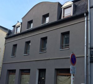 +++ A LOUER +++ EN BLOC 
6 chambres meublés  ( 3 doubles + 3 simples )
9 personnes peuvent s'inscrire à la commune  
Chaque chambre comprend WC séparé,douche et lavabo

+ CUISINE EQUIPEE COMMUNE
+ LIVING COMMUN

état rénové et impeccable 


Idéal pour Association ou société  

Commission d'agence 1,5% payer par le vendeur