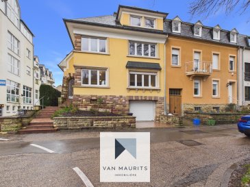 Wasserbillig - Maison unifamiliale entièrement rénovée au bord de la Sûre

Située dans une rue calme de Wasserbillig, à proximité immédiate de la Sûre et à quelques minutes de la Moselle, cette maison unifamiliale entièrement rénovée en 2025-2026 offre environ 188 m² habitables pour une surface totale d'environ 272 m², sur un terrain de 435 m².

Disponible immédiatement et présentée en excellent état, la maison combine des volumes généreux, cinq chambres, des espaces extérieurs agréables et une situation particulièrement pratique. Plusieurs pièces bénéficient de vues en direction de la Sûre, tandis que d'autres s'ouvrent sur le jardin.

Le rez-de-chaussée comprend un hall d'entrée de 3 m² donnant sur un hall central de 7 m². La pièce maîtresse de ce niveau est l'espace cuisine et salle à manger, composé d'une cuisine de 16 m² et d'une salle à manger de 20 m². Entièrement neuve, la cuisine est équipée d'appareils SIEMENS et offre un aménagement moderne et fonctionnel. Elle donne directement accès à un grand balcon de 12 m² orienté vers le jardin.

Ce niveau comprend également un salon de 16 m², un bureau de 12 m² pouvant également servir de chambre d'amis ou de chambre supplémentaire, ainsi qu'un WC séparé de 2 m².

Au premier étage, un hall de 6 m² dessert trois chambres de 14 m², 17 m² et 18 m², une salle de douche de 9 m² ainsi qu'une buanderie séparée de 4 m².

Le deuxième étage forme un espace particulièrement adapté à une suite parentale. Il comprend une chambre spacieuse de 20 m², un dressing de 17 m² et une salle de douche de 8 m².

Le sous-sol complète la propriété avec un hall de 16 m², un espace de rangement de 11 m², un local technique de 15 m² ainsi qu'un garage de 32 m², offrant de nombreuses possibilités de stockage et un stationnement sécurisé.

Grâce à son emplacement à Wasserbillig, la maison bénéficie d'un accès facile aux commerces, écoles, transports en commun et autres services du quotidien. La gare de Wasserbillig ainsi que les principaux axes routiers permettent également de rejoindre facilement les différentes régions du Luxembourg.

Avec sa rénovation récente, ses cinq chambres, sa cuisine neuve, son garage et sa situation calme à proximité de la Sûre et de la Moselle, cette maison constitue une option particulièrement intéressante pour une famille recherchant un bien spacieux et immédiatement habitable dans l'est du Luxembourg.