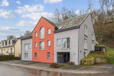 En Exclusivité, ImmoHouse vous propose ce charmant appartement 2 chambres idéalement situé à Ettelbruck.

Au premier étage d'une petite résidence soignée ce bel appartement de 84m2 bien agencé se compose de:

-Un agréable hall d'entrée  
-Un salon/salle à manger très lumineux avec balcon  
-Une cuisine équipée séparée  
-Deux chambres à coucher  
-Une salle de bain avec wc  
-Un wc séparé  

A cela s'ajoutent:  
-Un emplacement exterieur privatif  
-Une cave privative  
-Une buanderie  

Infos et visites sur demandes