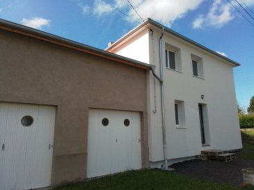 MAISON INDIVIDUELLE 4 CHAMBRES .  Entre Nancy et Metz, sur la commune de VAXY (proximité Morhange et Château Salins), belle maison individelle très lumineuse,  totalement rénovée sur un grand terrain de quasiment 16 ares, composée d'une entrée, grande pièce de vie avec cuisine ouverte équipée (hotte, plaque et four, un salon séparé pouvant également servir de chambres, une salle de douche, un WC.
 A l'étage : 4 chambres dont une avec un dégagement comprenant douche et WC.
 Un très grand jardin, 2 garages, un atelier, une cave.
 Belles prestations : volets électriques, isolation extérieure, chauffage au sol par pompe à chaleur.
 Loyer : 950 EUR + 25 EUR (contrat entretien pompe à chaleur) 
 AGENCE VENNER 0387636009
  