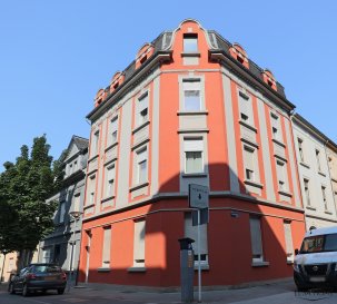 Appartement à rénover au coeur d'Esch-sur-Alzette.

Situé au 3ème étage d'une petite résidence conviviale, cet appartement offre un potentiel exceptionnel pour les amoureux de la rénovation et de la personnalisation. Avec une configuration idéale comprenant une chambre à coucher, une cuisine, un séjour et une salle de bain, il constitue une opportunité à saisir pour créer un espace à votre image.

L'appartement dispose également d'un grenier privé, parfait pour le rangement, ainsi que d'une cave et d'une buanderie commune, offrant encore plus de fonctionnalité et de confort.

Idéalement situé au centre d'Esch-sur-Alzette, à proximité immédiate de toutes les commodités, commerces et transports, cet appartement représente un excellent investissement ou un premier achat dans un quartier dynamique.

Photos sur demande.

Pour toutes questions ou demandes d'informations, n'hésitez pas à nous contacter, nous serons toujours à votre service.

Agence ELSA'HOME à votre écoute pour la concrétisation de vos projets en toute confiance.

--------------------------------------------------------------

Apartment to renovate in the heart of Esch-sur-Alzette.

Located on the 3rd floor of a small, friendly residence, this apartment offers exceptional potential for those who love renovation and personalisation. With an ideal layout comprising a bedroom, kitchen, living room and bathroom, it is an opportunity not to be missed to create a space that reflects your personality.

The apartment also has a private attic, perfect for storage, as well as a shared cellar and laundry room, offering even more functionality and comfort.

Ideally located in the centre of Esch-sur-Alzette, close to all amenities, shops and transport links, this apartment is an excellent investment or first purchase in a dynamic neighbourhood.

Photos available on request.

If you have any questions or require further information, please do not hesitate to contact us. We are always at your service.

ELSA'HOME Agency is at your service to help you realize your projects with confidence. 

ELSA'HOME Agency is at your service to help you realise your projects with complete confidence.