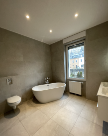 DESCRIPTION

Cette maison mitoyenne située dans le quartier prisé de Bonnevoie, à Luxembourg, est mise en vente par NEWGEST S.A R.L.

Détails de la propriété : Cette résidence spacieuse offre une surface habitable généreuse de 250 m² et repose sur un terrain de 170 ares, doté d'un magnifique jardin . Avec ses 5 chambres, elle peut accueillir une grande famille. La maison comprend également une salle de bains et une salle de douche, garantissant confort et commodité. Les caractéristiques remarquables de ce bien incluent un garage et une place de parking extérieure, ainsi qu'une cave et une buanderie pratiques pour le stockage et l'entretien. Profitez des moments en plein air sur la terrasse de 25 m² adjacente au jardin. La maison présente deux étages et dispose d'un sous-sol.

Installations à proximité : Le quartier de Bonnevoie est connu pour son ambiance conviviale, offrant une belle combinaison de tranquillité résidentielle et de commodités urbaines. De nombreuses écoles de qualité et établissements d'enseignement sont aisément accessibles, ce qui en fait un choix idéal pour les familles. L'animation ne manque pas avec divers commerces, restaurants et cafés dans les environs. Les parcs et espaces de recréation invitent aux loisirs en plein air. Les services de santé sont accessibles à proximité, garantissant tranquillité d'esprit. De plus, les excellentes liaisons de transport facilitent les déplacements à travers la ville et au-delà.

Ne manquez pas cette opportunité unique ! Planifiez une visite en nous contactant tria@newgest.lu. ou +352 691125293