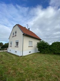 Maison individuelle - 5 pièces - 97 m². Découvrez sur la commune de Diemeringen, dans un quartier calme et à proximité des commerces/commodités, cette maison individuelle composée :

- D'un rez de chaussée avec entrée/dégagement, cuisine, salon, salle à manger et salle de bain avec WC.
- D'un étage avec dégagement et 3 chambres à coucher.
- D'un sous-sol complet avec pièces et chaufferie.

Le bien dispose d'une dépendance non attenante avec garage et parking couvert, le tout sur un terrain plat et clos d'environ 4 ares.

Des travaux de rénovation sont à prévoir.

Un audit énergétique a été effectué, vous permettant ainsi d'avoir une meilleure compréhension de la performance énergétique du bien et des éventuelles améliorations à apporter.

Les informations sur les risques auxquels ce bien est exposé sont disponibles sur le site Géorisques : www.georisques.gouv.fr

Contact Nord Sud immobilier à Rohrbach les bitche, Bitche, Diemeringen et Sarreguemines.